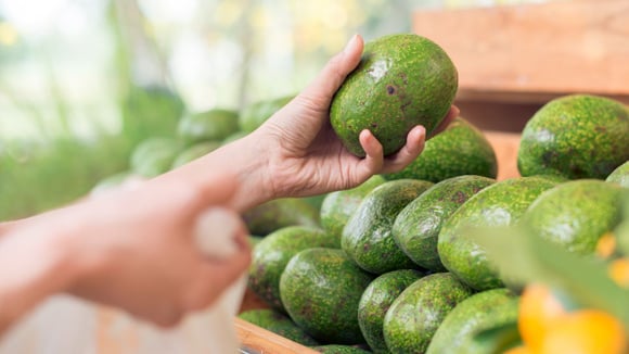 Dicas para escolher abacates recém-maduros no supermercado: basta seguir estes 3 passos fáceis