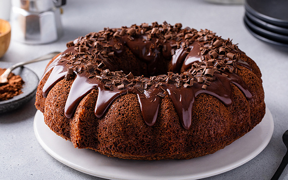 Bolo de Chocolate sem laticínios: intenso, úmido e luxuosamente vegano com uma cobertura cremosa e igualmente intensa