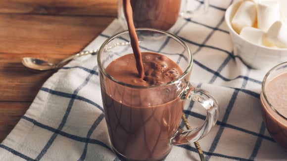 A escolha dos ingredientes e algumas técnicas de preparo garantem um chocolate quente cremoso de verdade (Créditos: Shutterstock)