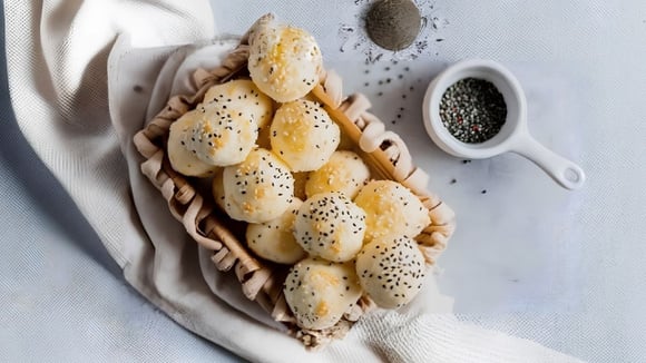 Porções de pão de queijo vegano finalizado com gergelim branco e preto (Créditos: Shutterstock)