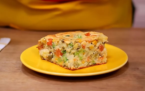 Só tinha sobras em casa e fiz essa torta salgada deliciosa para o lanche: massa fofinha fica boa com qualquer recheio que tiver na geladeira