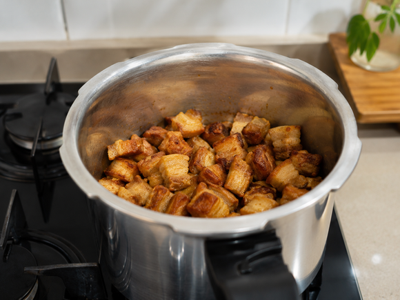 Chega de sujeira na cozinha: veja como fazer torresmo na panela de pressão e garantir que ele fique sequinho e crocante