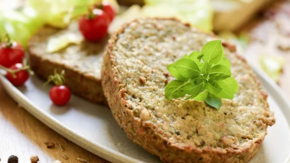 Experimente esse hambúrguer no preparo de um lanche delicioso com pão e salada (Créditos: TudoGostoso)