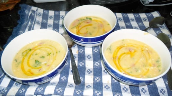 Sopa de fubá com linguiça (Créditos: TudoGostoso)