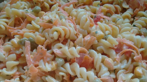 A salada de macarrão com peito de frango e molho agrada a todos. (Créditos: TudoGostoso/Lilian Minichello)