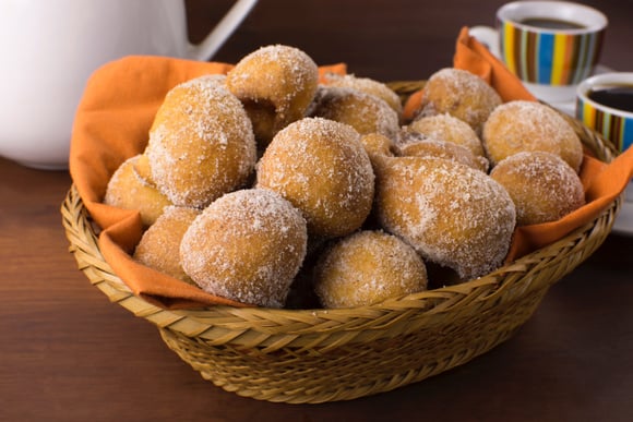 Por que não usar fubá para fazer o bolinho de chuva? (Créditos: Shutterstock)