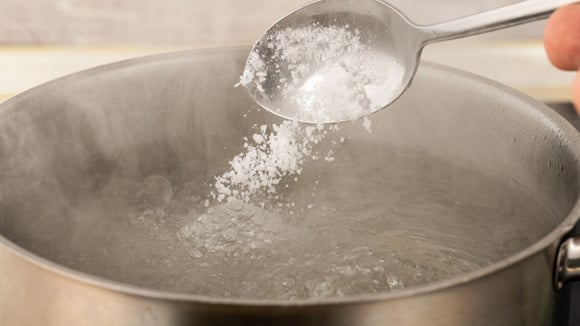 Sal na água do macarrão antes ou depois de ferver? "Muito sal de uma só vez significa muitas bolhas, ou seja..."