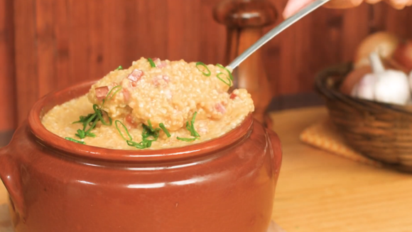 Nem sopa, nem caldo: essa canjiquinha cremosa com calabresa e bacon é o jantar que mais faço no frio