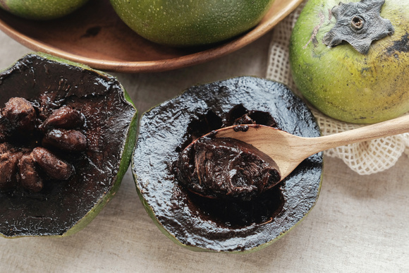 Com os cuidados certos, a sapota-preta pode ser cultivada em casa e render frutos deliciosos e cheios de benefícios. (créditos: Shutterstock)