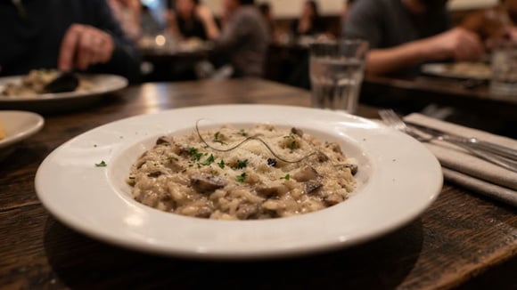 Homem encontra um fio de cabelo na comida, pede outro prato ao garçom e se surpreende com cobrança na conta: advogado explica quem está errado, se o cliente ou o restaurante