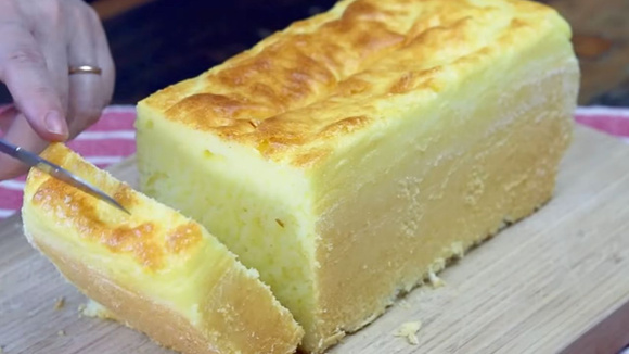 Esse pão de tapioca de liquidificador sem glúten é perfeito para o lanche da tarde: termino de fazer e já pego meu cafezinho