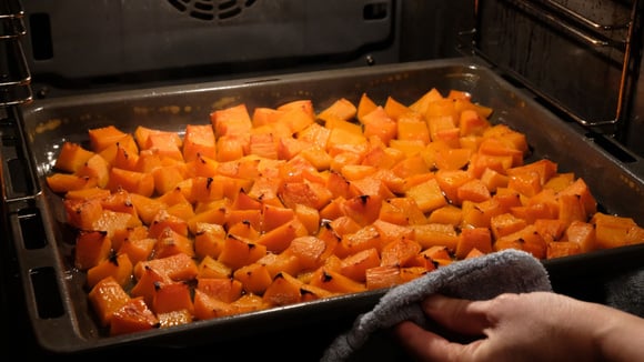 Como evitar que a abóbora assada no forno fique encharcada? Aprendi no TudoGostoso como o vegetal deve ser cortado e qual é a temperatura ideal