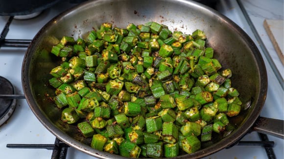 Há muitas maneiras de consumir quiabo no dia a dia e alguns truques culinários ajudam a evitar a baba do vegetal (Créditos: Shutterstock)