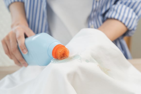 Para que serve a mistura de água oxigenada com detergente líquido: veja como usar com segurança