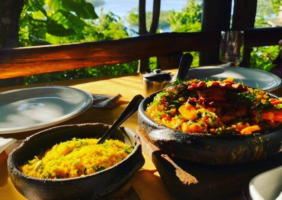 O polo gastronômico da Pedra de Guaratiba tem uma das vistas mais bonitas para fazer suas refeições (Créditos: Reprodução Instagram)