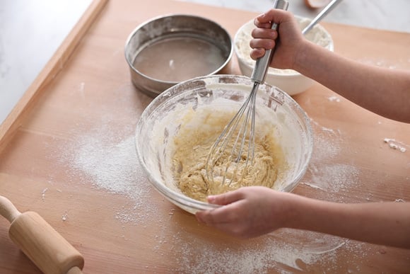 Não precisa mais ir na padaria todo dia: essa receita de frigideira com 3 ingredientes é mais barata, saudável e fica pronta em 5 minutos
