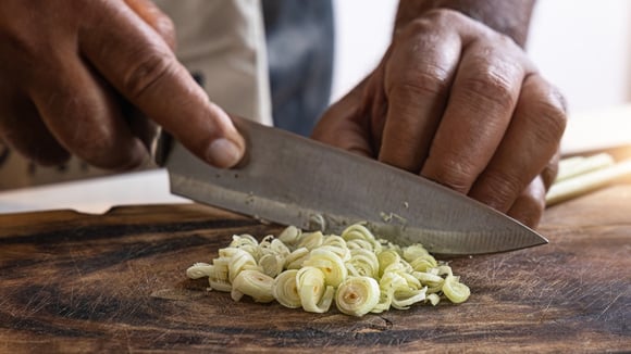 Faca sem fio pode exigir mais força durante o corte e aumentar o risco de acidentes na cozinha. (créditos: Shutterstock)