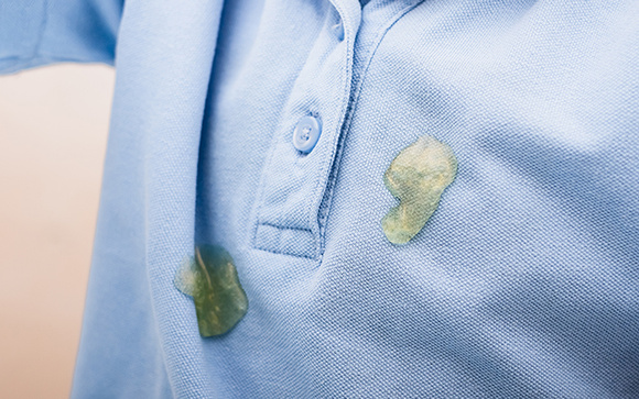 Como tirar a gosma de slime da roupa das crianças sem usar vinagre: "Se a mancha estiver úmida ou seca, a primeira coisa que você deve fazer é..."