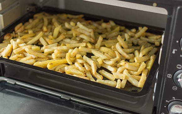 Adeus batata frita murcha de delivery: aprendi com um chef como deixá-la crocante de novo em 2 minutos