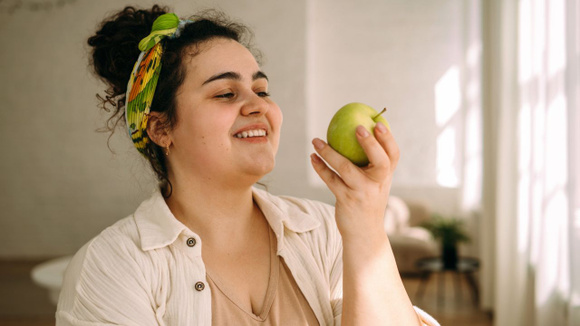 Se a fome persistir, vale comer uma fruta para controlar os "beliscos" fora de hora (Créditos: Shutterstck)