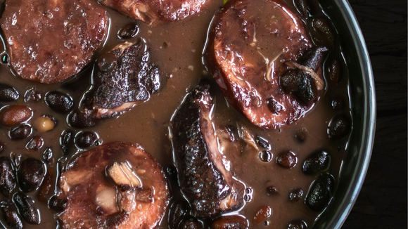 Nem linguiça, nem bacon: esta é a minha carne preferida para dar sabor e adicionar proteína ao feijão