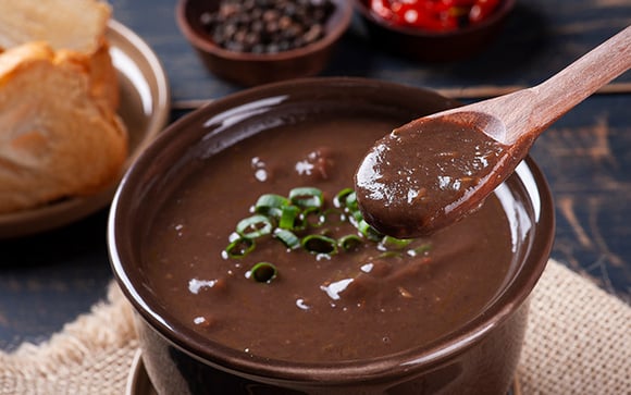 Sobrou feijão da feijoada? Transforme as sobras em um caldinho cremoso que parece prato de restaurante gourmet