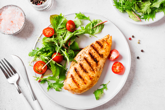 Frango grelhado é uma ótima opção de proteína para consumir no jantar. (créditos: Shutterstock) 