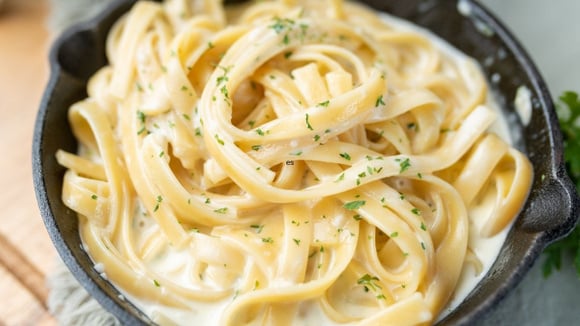 Macarrão Alfredo perfeito: receita simples da minha mãe com um molho com queijo delicioso