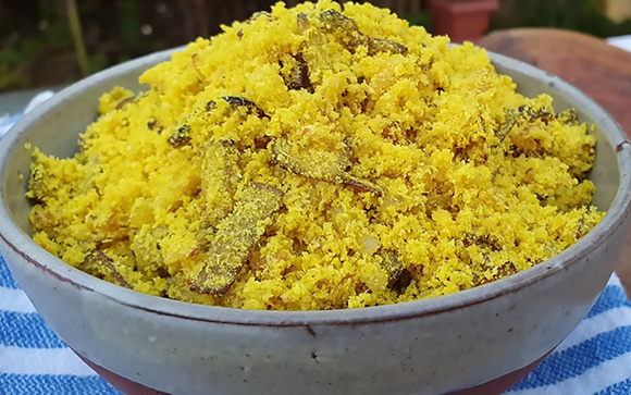 Essa receita de farofa com casca de banana surpreende até quem não gosta de fruta