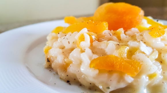 Risoto de queijo brie com damasco finalizado com pimenta-do-reino (Créditos: TudoGostoso)