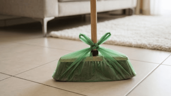 Se a sua vassoura fica com as cerdas cheias de cabelo, pelos e sujidades depois da faxina, você precisa aprender esse truque simples com uma sacola de plástico