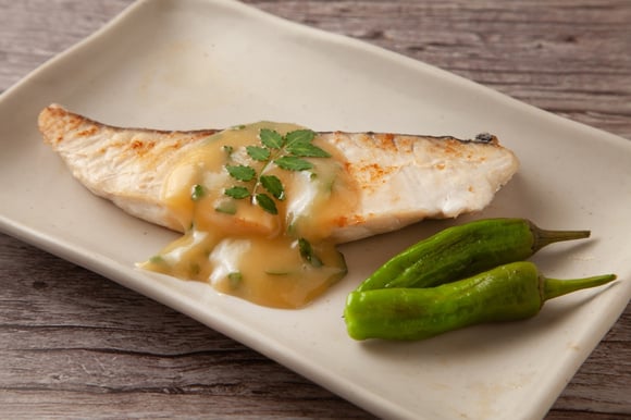 O peixe barato que quase ninguém pede na feira, mas fica perfeito assado, grelhado ou na airfryer