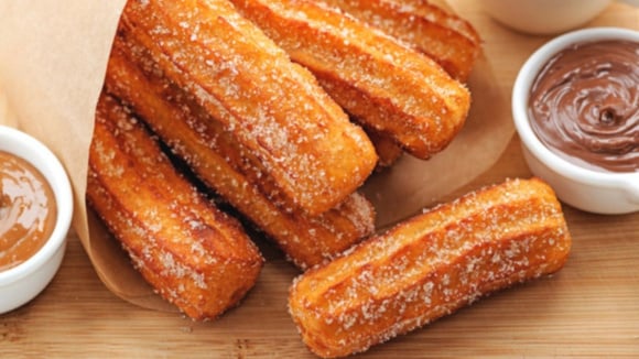 Porção de churros caseiros crocantes polvilhados com açúcar (Créditos: TudoGostoso)