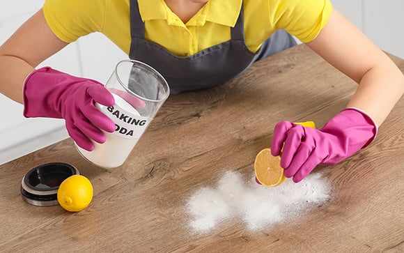 O que o bicarbonato de sódio, o vinagre e o suco de limão fazem quando misturados: 3 usos domésticos poderosos
