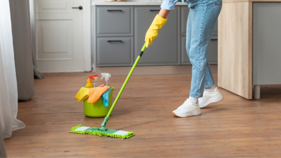 Nada de amônia, nem alvejante: o que colocar no balde de água para um piso brilhante que nem a vovó faz na casa dela