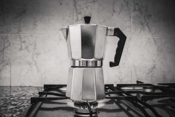 Por que você tem que deixar a tampa aberta ao fazer café na cafeteira italiana: o truque dos baristas