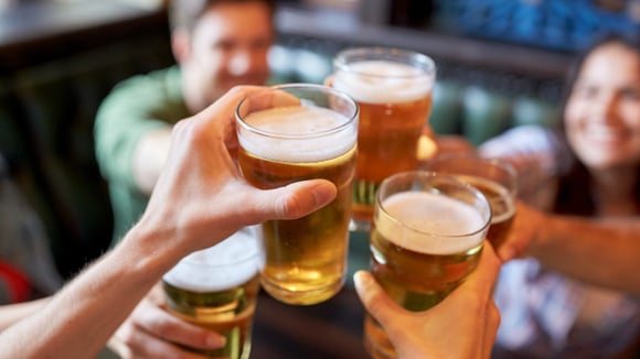 Brasil no topo: 3 cervejas entram na lista das melhores do mundo — veja quais surpreenderam e quanto custa