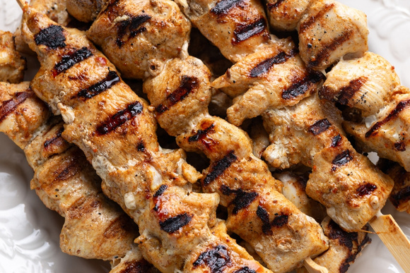 Sempre faço esses espetinhos de frango marinados com limão no churrasco: receita deixa a carne macia e impressiona com uma explosão de sabor vibrante de limão, alho, ervas e especiarias