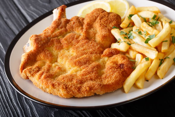 Bife de fígado à milanesa acompanhado de batata frita é tão gostoso que ninguém vai resistir! (Créditos: Shutterstock)