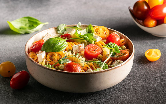 Salada de macarrão crocante como você nunca viu: receita rápida para uma refeição completa e deliciosa