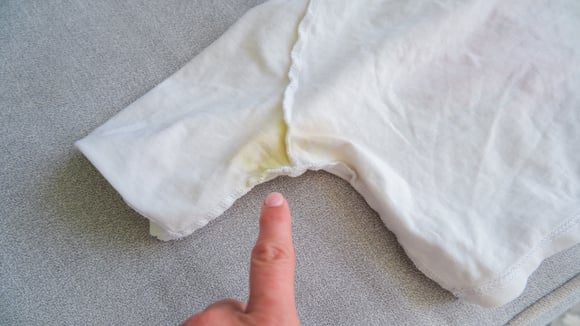 TudoGostoso ensina como remover manchas de desodorante das axilas das camisas, facilitando a lavagem das manchas amarelas