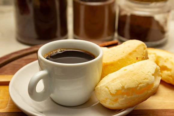 Descubra qual a melhor hora do dia para tomar café da manhã e por que ela varia para cada pessoa