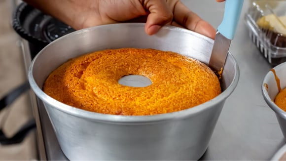 Ao cozinhar a cenoura antes do preparo, a massa tende a ficar mais macia, fofinha e uniforme (Créditos: Shutterstock)