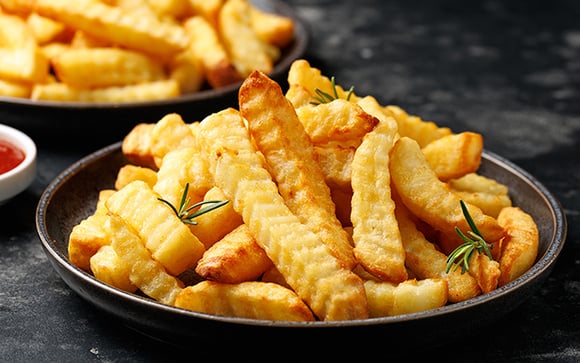 Suas batatas fritas ficarão perfeitas e crocantes com esse truque do TudoGostoso que faz toda a diferença