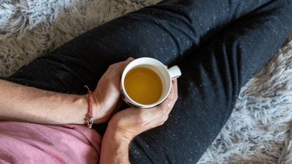 Ouro líquido: o chá poderoso que acelera o metabolismo e desincha a barriga naturalmente enquanto você dorme