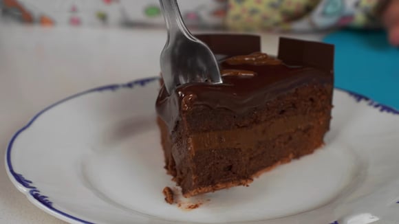 Descobri a receita desta torta sacher de doce de leite e agora faço toda semana: recheio aveludado deixa esse clássico ainda mais inesquecível!