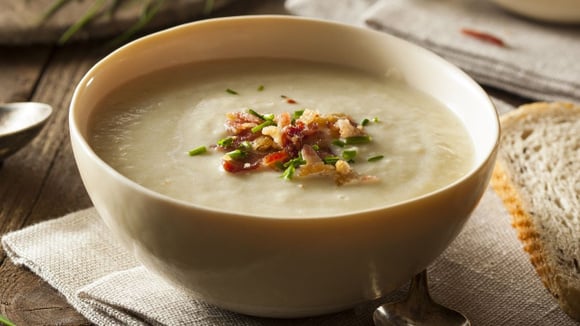É capaz do caldo de inhame nunca mais sair do cardápio para dias frios de tão bom que ele é! (Créditos: Shutterstock)