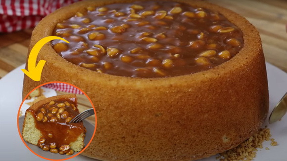 Aqui em casa já é Festa Junina e o bolo da semana é de amendoim com cobertura de pé de moleque cremoso: fica muito bom!