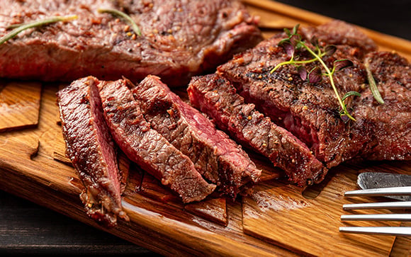 Adeus bife duro e sem graça: o truque simples para deixar a carne suculenta e cheia de sabor