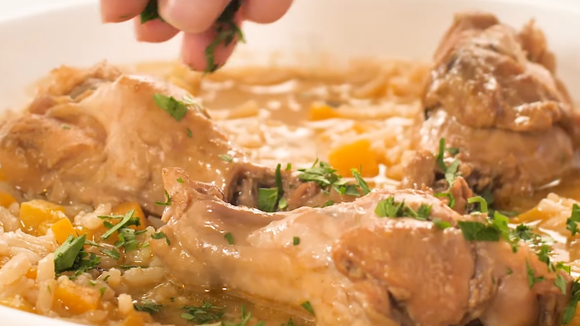 Prato clássico da culinária caseira com frango, arroz e cenoura em um caldo dourado e aromático. (Foto: TudoGostoso)